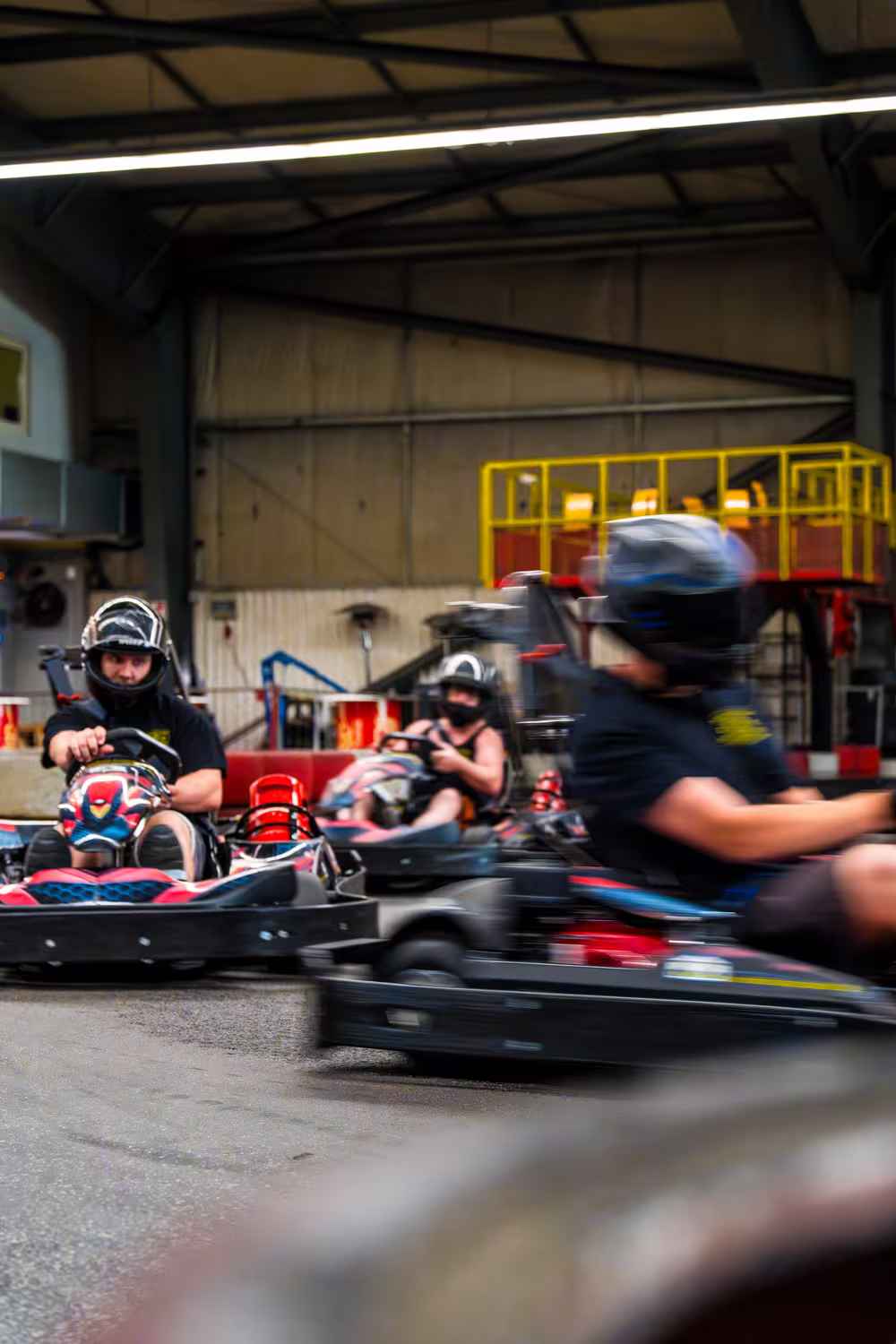 Kart-Action auf der Indoor-Bahn