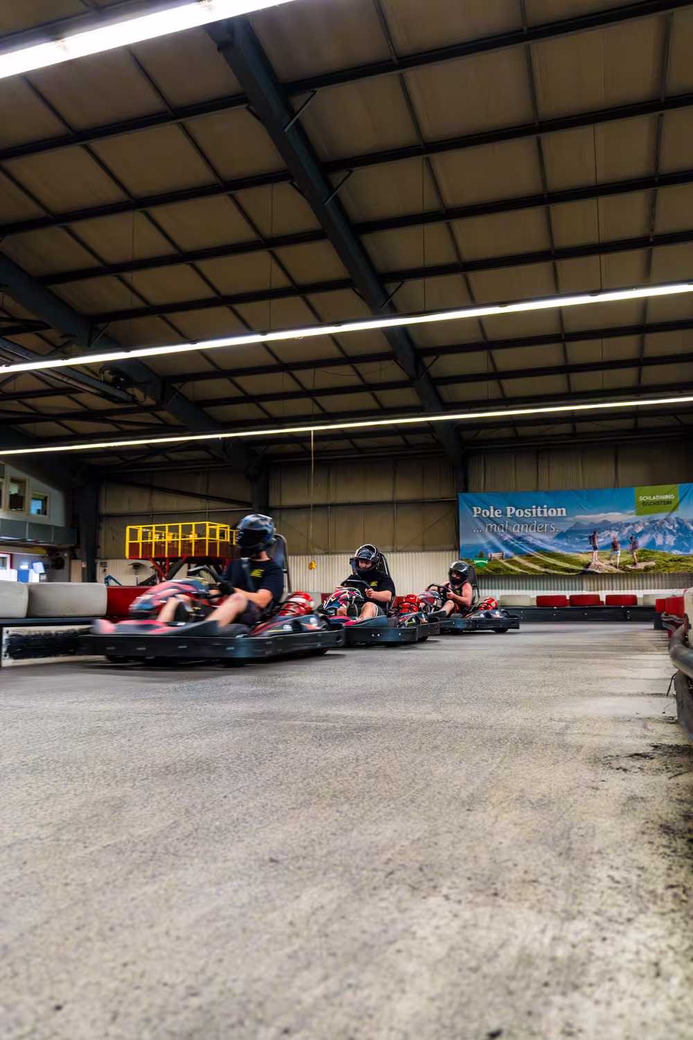Karts im Rennen – Indoor Superkart Hemsbach